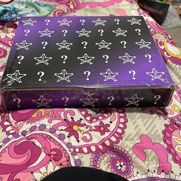 BNIB Jeffree Star Cosmetics Halloween Mystery Box! - Picture 4 of 4